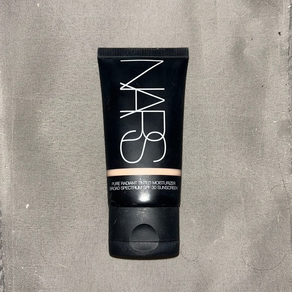 Nars Pure Radiant Tinted Moisturizer Broad Spectrum SPF 30 Sunscreen - Picture 2 of 5